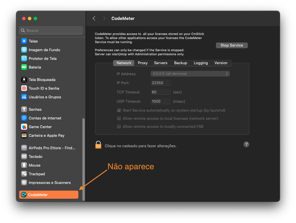 Janela de configurações do CodeMeter no macOS System Preferences com "CodeMeter" selecionado na barra lateral esquerda. Na aba "Network", campos para IP Address (0.0.0.0), IP Port (22350), TCP Timeout (60 sec) e UDP Timeout (1000 msec), botão "Stop Service" e opções como "Start Service automatically on system startup" e permissões de acesso remoto. Ícone de cadeado com aviso "Clique no cadeado para fazer alterações" e anotação "Não aparece" apontando para a seção da barra lateral.