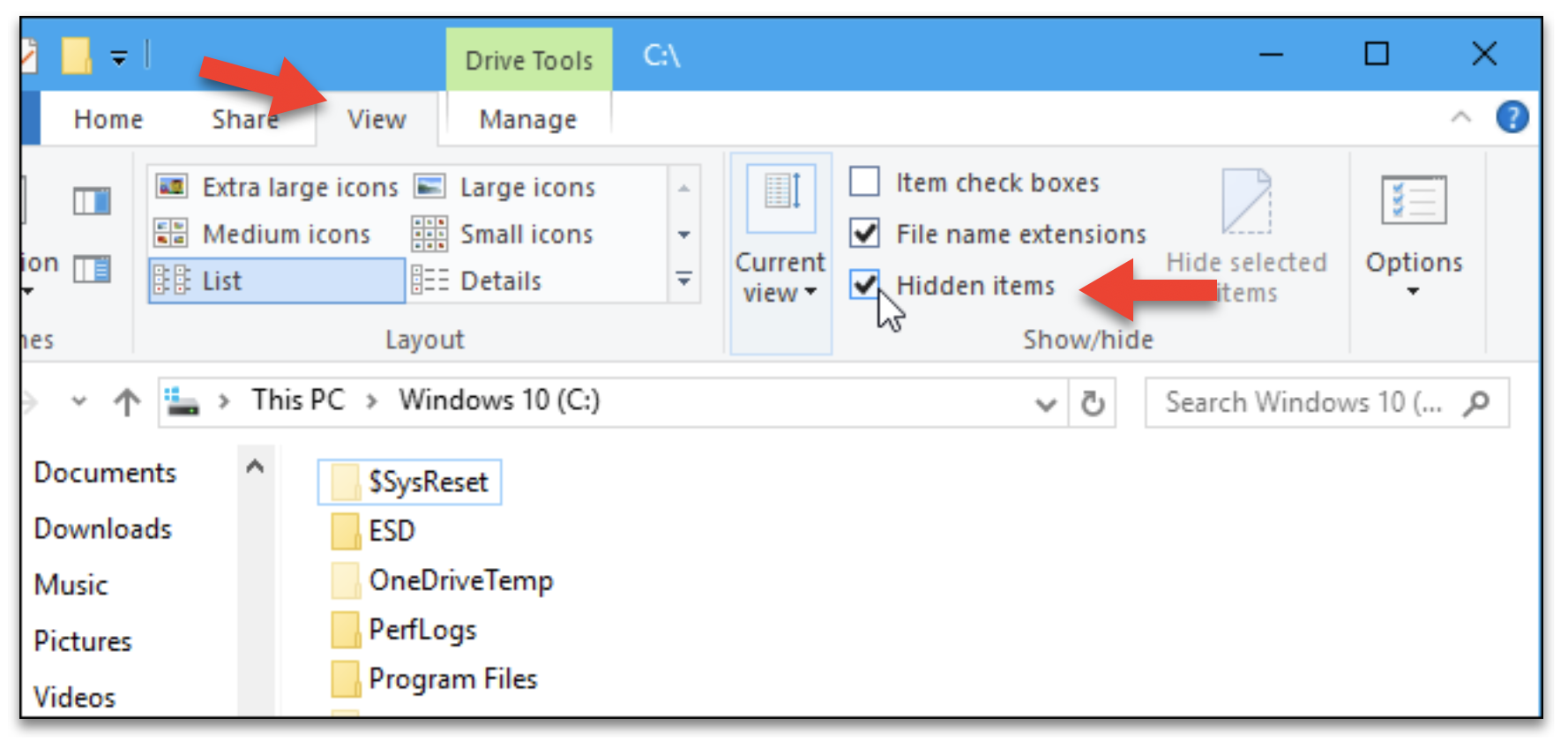 Janela do Explorador de Arquivos do Windows com guia "View" ativa, exibindo opções de layout como "List" selecionado e seção "Show/hide" com "Hidden items" marcado, destacado por seta vermelha, além de outra seta apontando para a guia "Share"; diretório C:\ mostrando pastas como $SysReset, ESD, OneDriveTemp, PerfLogs e Program Files.