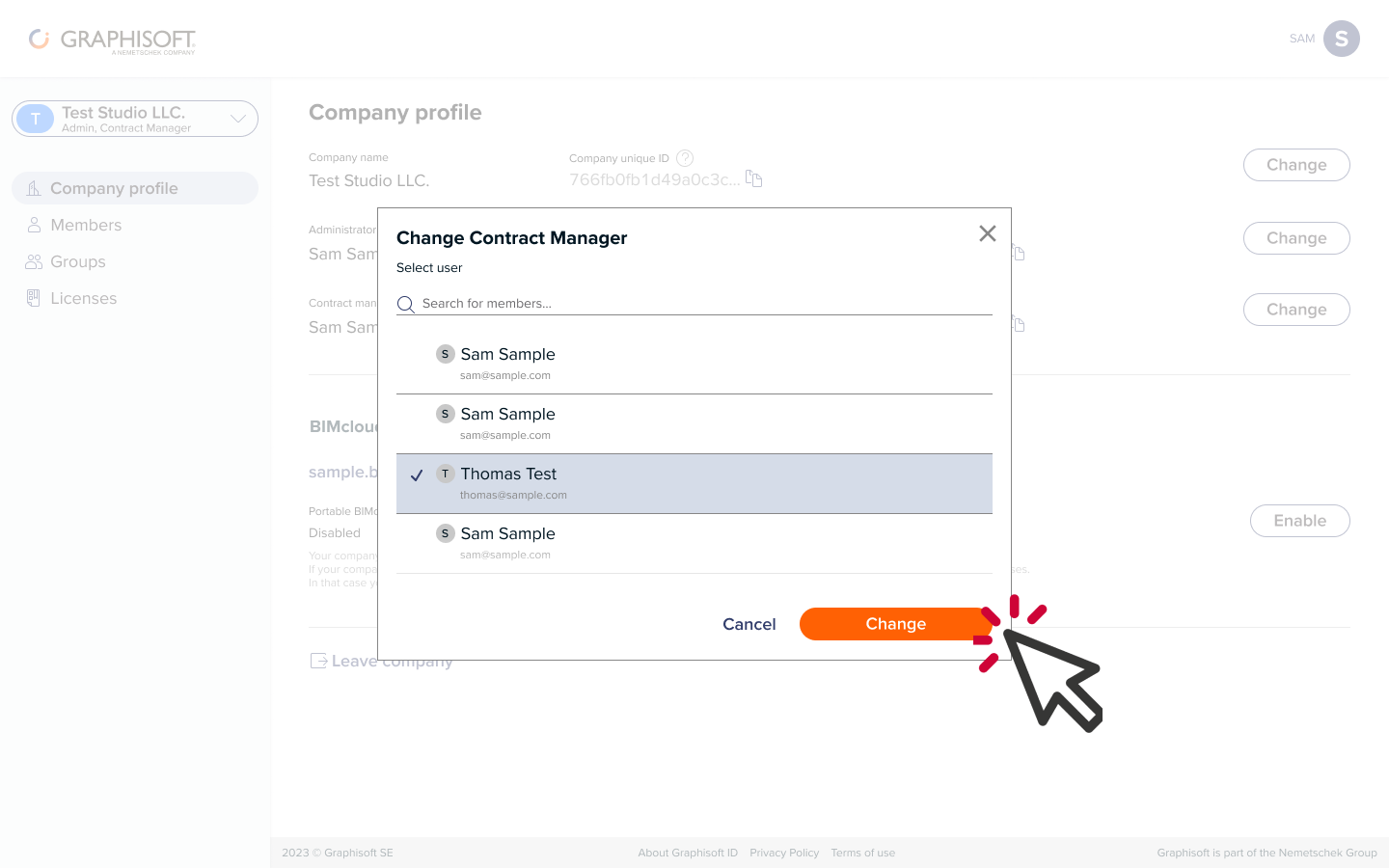 Interface do Archicad exibindo caixa de diálogo "Change Contract Manager" com campo de busca "Search for members...", lista de usuários mostrando "Thomas Test" (thomas@sample.com) selecionado, botões "Cancel" e "Change" laranja, cursor apontando para o botão "Change". Ao fundo, página de perfil da empresa "Test Studio LLC" com opções "Company profile", "Members" e "Groups".