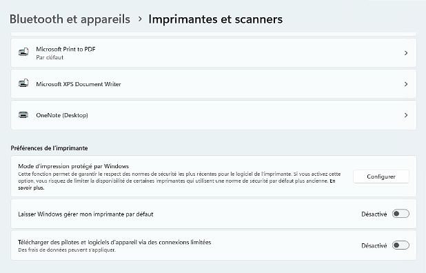 Fenêtre Paramètres de Windows 11 en français, section Bluetooth et appareils > Imprimantes et scanners, affichant la liste des imprimantes virtuelles « Microsoft Print to PDF », « Microsoft XPS Document Writer » et « OneNote (Desktop) », puis les « Préférences de l’imprimante » avec le mode d’impression protégé par Windows, l’option « Laisser Windows gérer mon imprimante par défaut » désactivée et le téléchargement de pilotes via connexions limitées également désactivé.