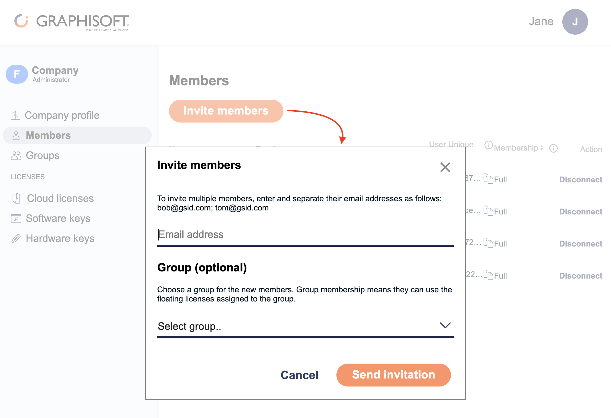 Interface do Graphisoft na seção "Members" com menu lateral esquerdo contendo "Company profile", "Members" selecionado, "Groups" e opções de licenças. Botão "Invite members" com seta vermelha apontando para a janela "Invite members", que exibe campo "Email address", seção "Group (optional)" com caixa de seleção "Select group.." e botões "Cancel" e "Send invitation".