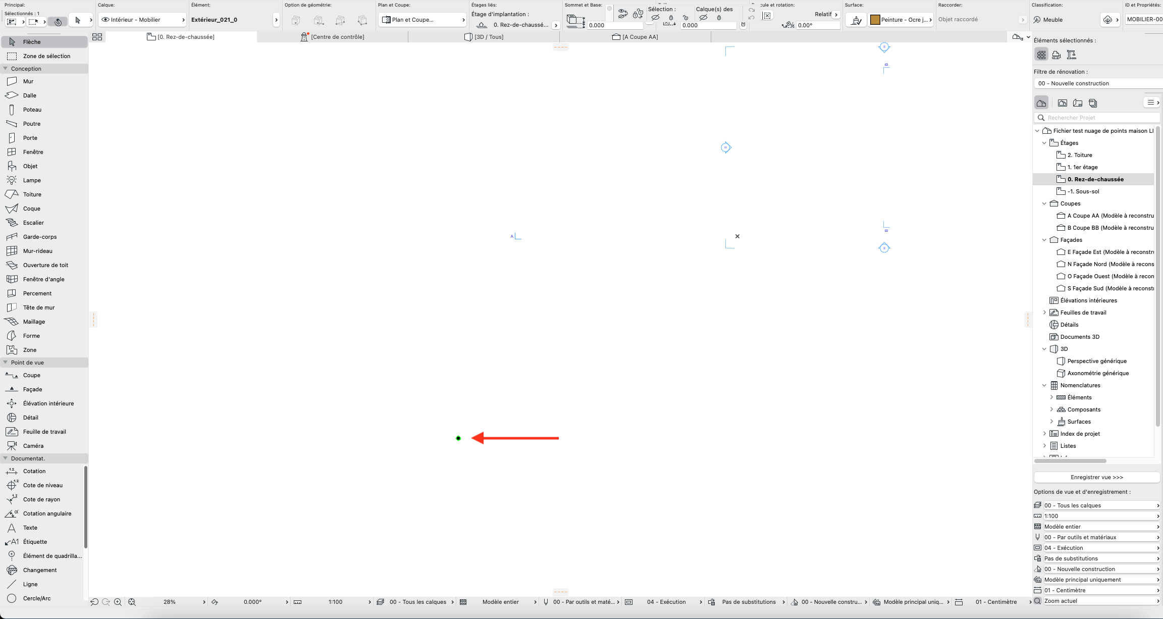 Vue en plan dans Archicad avec interface complète affichée ; au centre du dessin presque vide se trouve un petit point vert indiqué par une flèche rouge, montrant la position de l’élément sélectionné.