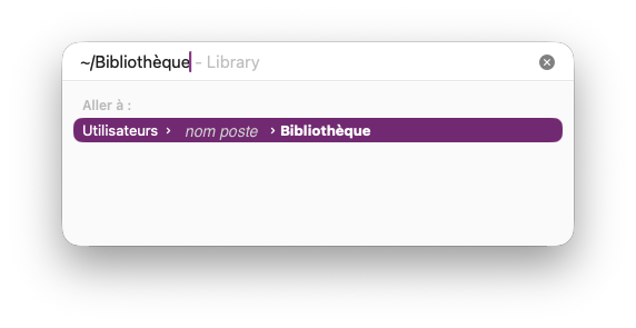 Fenêtre de recherche de chemin sur macOS montrant le champ « ~/Bibliothèque » saisi, avec en dessous le résultat suggéré « Utilisateurs > nom poste > Bibliothèque » mis en évidence en violet.
