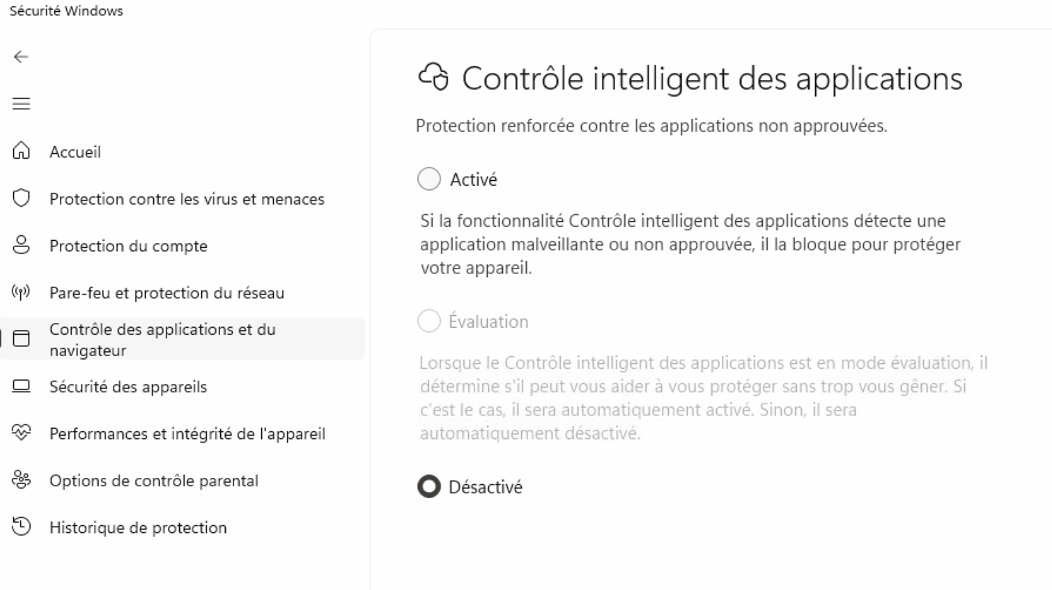 Fenêtre Sécurité Windows en français, section « Contrôle des applications et du navigateur » sélectionnée dans le menu latéral, affichant la page « Contrôle intelligent des applications » avec la description de la protection renforcée contre les applications non approuvées et trois options radio : « Activé », « Évaluation » grisée et « Désactivé » actuellement sélectionnée.