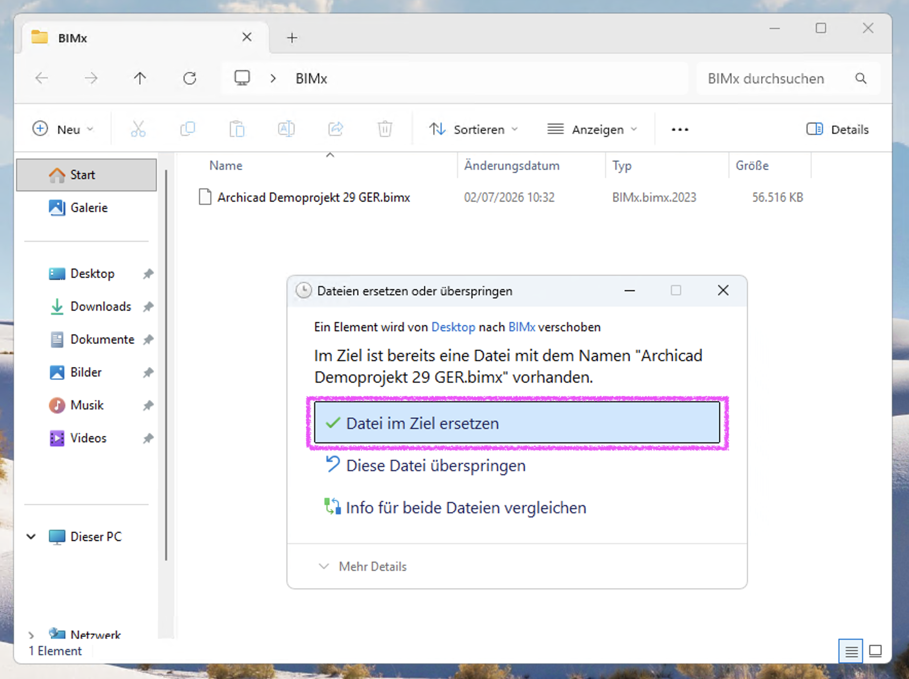 Windows 11 Explorer‑Fenster mit geöffnetem BIMx‑Ordner, in dem sich bereits die Datei Archicad Demoprojekt 29 GER.bimx befindet; im Vordergrund erscheint der Systemdialog Dateien ersetzen oder überspringen, der meldet, dass im Zielordner schon eine Datei mit gleichem Namen existiert, und die Option Datei im Ziel ersetzen ist hervorgehoben, um die vorhandene BIMx‑Datei durch die neu verschobene zu ersetzen.